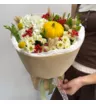 Солнечный осенний букет с тыквой, хризантемами и сухоцветами