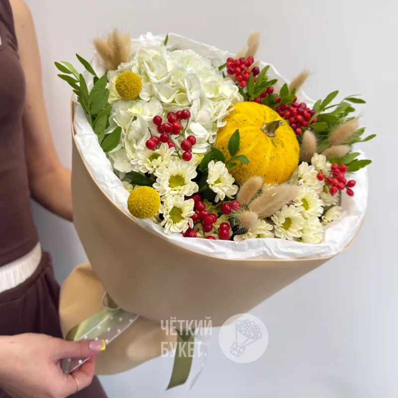 Солнечный осенний букет с тыквой, хризантемами и сухоцветами 1