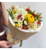 Солнечный осенний букет с тыквой, хризантемами и сухоцветами