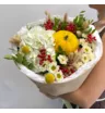 Солнечный осенний букет с тыквой, хризантемами и сухоцветами
