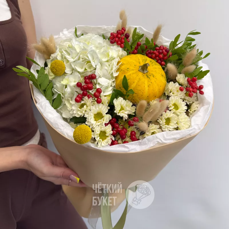 Солнечный осенний букет с тыквой, хризантемами и сухоцветами 3