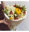 Солнечный осенний букет с тыквой, хризантемами и сухоцветами