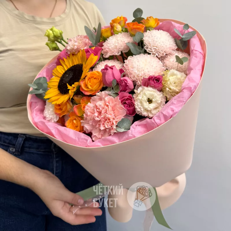 Букет с подсолнухом, хризантемами, гвоздикой, эустомой &laquo;Яркое утро&raquo; 1