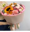 Букет с подсолнухом, хризантемами, гвоздикой, эустомой &laquo;Яркое утро&raquo;