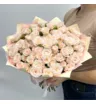 25 кремовых пионовидных кустовых роз Бомбастик