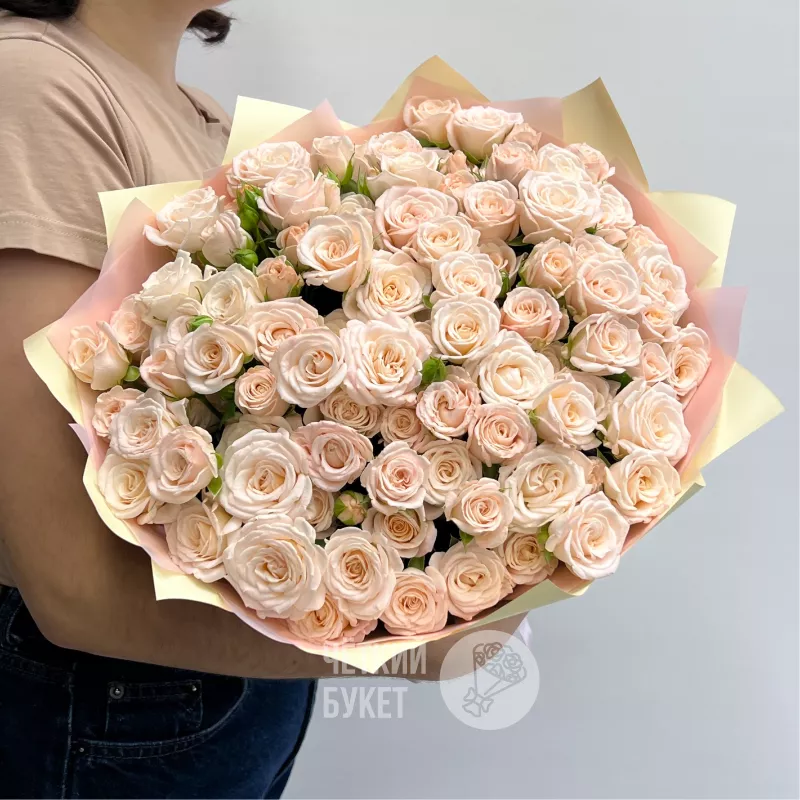 25 кремовых пионовидных кустовых роз Бомбастик 2