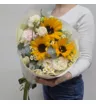 Уютный букет с 3 подсолнухами, эустомой и полевыми ромашками