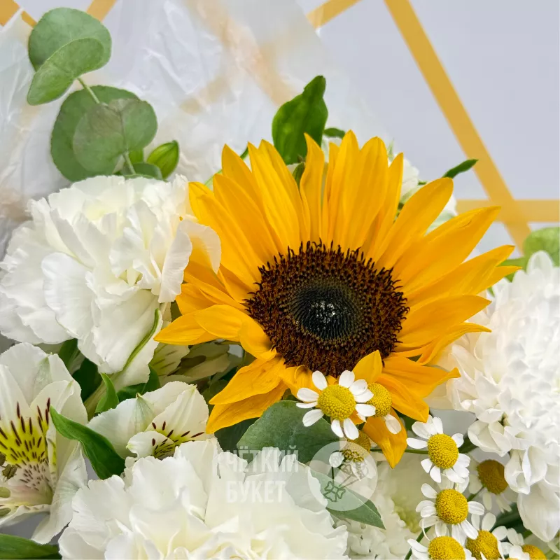 Букет с подсолнухом,  гвоздиками, хризантемой и танацетумом &laquo;Энергия солнца&raquo; 3
