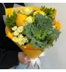 Солнечный букет-комплимент с желтой тыквой и брассикой