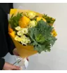 Солнечный букет-комплимент с желтой тыквой и брассикой
