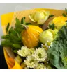 Солнечный букет-комплимент с желтой тыквой и брассикой