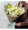 Букет из белой эустомы в крафте