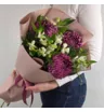Букет с фиолетовыми хризантемами Бигуди и альстромерией