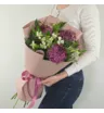 Букет с фиолетовыми хризантемами Бигуди и альстромерией