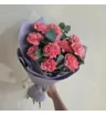 Букет из ярких гвоздик с эвкалиптом
