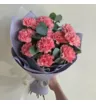 Букет из ярких гвоздик с эвкалиптом