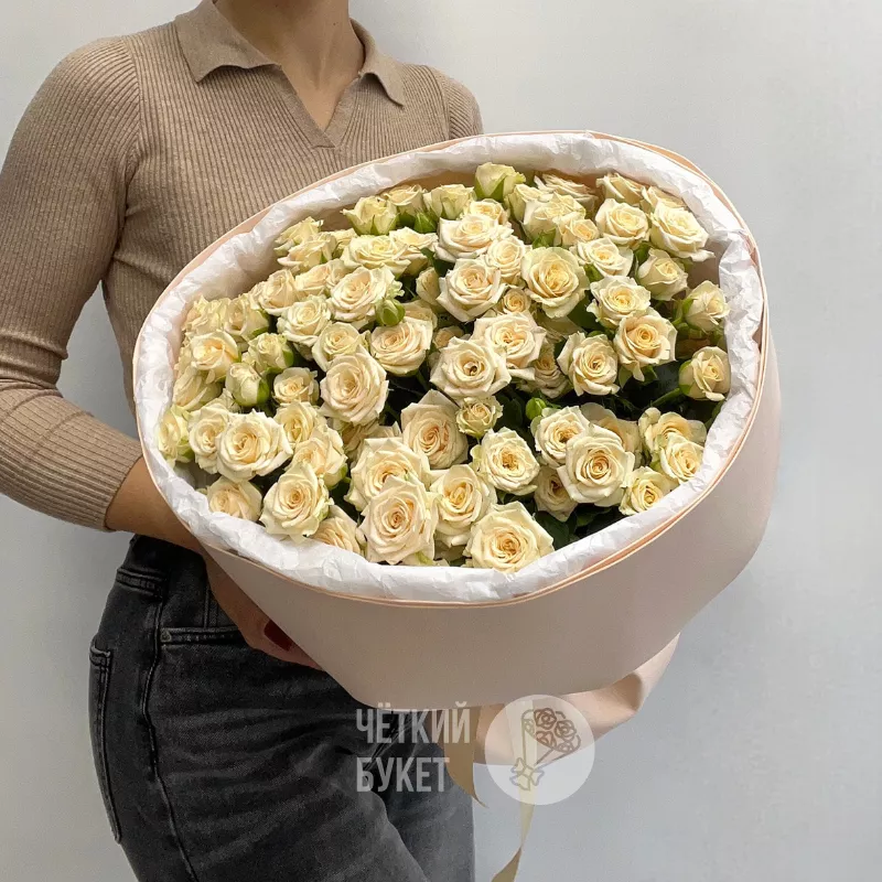 25 кремовых кустовых роз Таня в круглой упаковке фоамиран