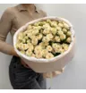 25 кремовых кустовых роз Таня в круглой упаковке фоамиран