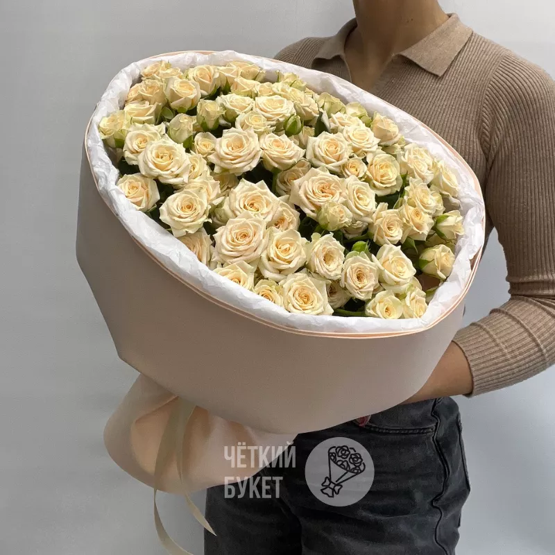 25 кремовых кустовых роз Таня в круглой упаковке фоамиран 1