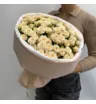 25 кремовых кустовых роз Таня в круглой упаковке фоамиран