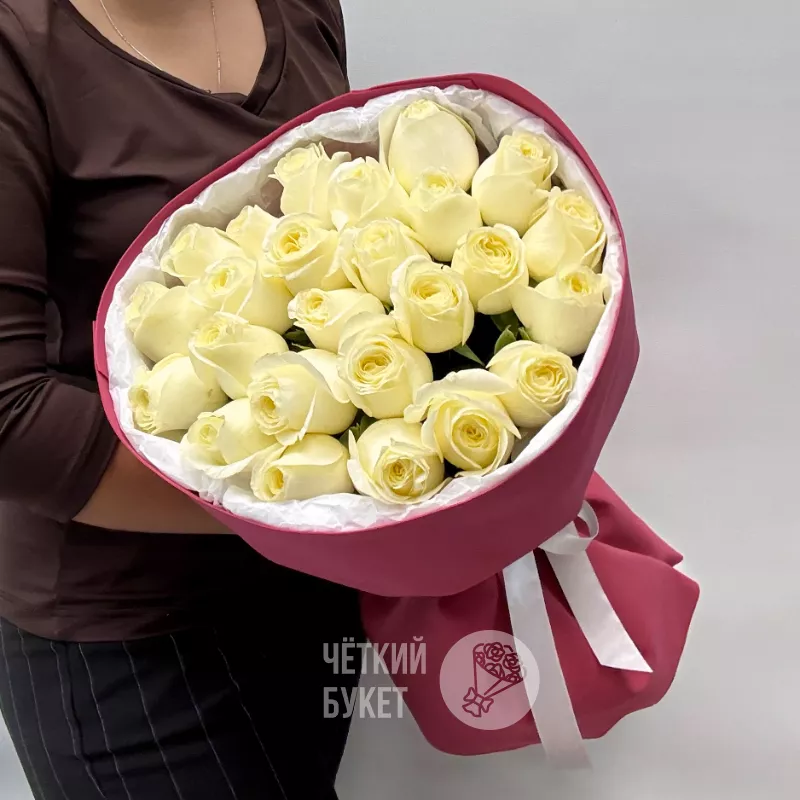 25 белых роз Ивана в бордовом