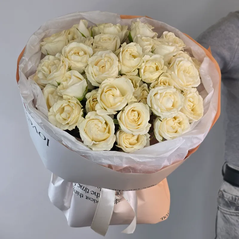 Букет из 9 белых кустовых роз Беларусь 3