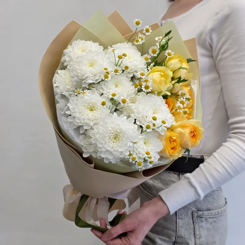 Букет из белых хризантем мелких ромашек и желтых пионовидных кустовых роз 1