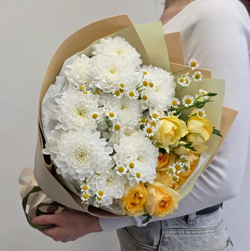 Букет из белых хризантем мелких ромашек и желтых пионовидных кустовых роз от интернет-магазина «Чёткий букет» в Воронеже